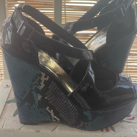 Kardashian Kollection ‘Paparazzi’ black patent/blue snakeskin platforms, size 7 - Picture 2 of 5
